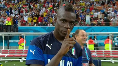 Hạ sát Tam sư, Balotelli khiêu khích truyền thông Anh