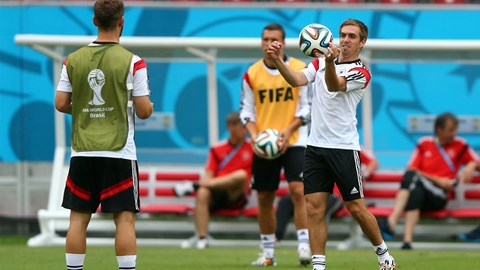 ĐT Đức: Hãy dùng Lahm như ở Bayern!