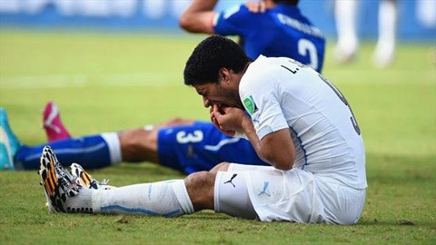 Bà của Suarez lý giải hành động ngu ngốc của đứa cháu Bà của Suarez lý giải hành động ngu ngốc của đứa cháu