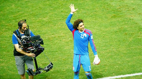 Ochoa: Từ sàn...  cat-walk tới World Cup