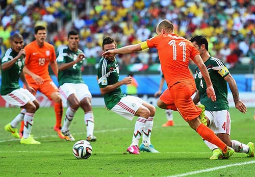 Cựu trọng tài FIFA bình luận: Robben diễn kịch hoàn hảo - 1