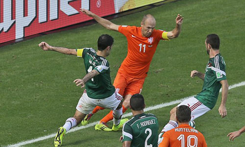 Cựu trọng tài FIFA bình luận: Robben diễn kịch hoàn hảo - 2