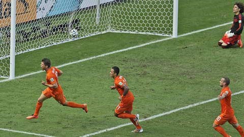 Mổ xẻ chiến thắng của ĐT Hà Lan: 4-3-3, cứu cánh của Van Gaal!