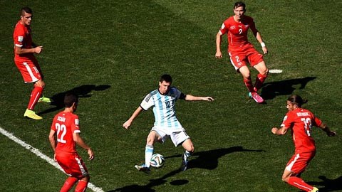 Messi lại cứu Argentina