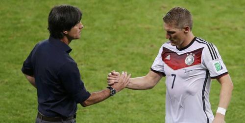 Schweinsteiger khen Van Gaal là HLV số 1, phớt lờ Low - 1