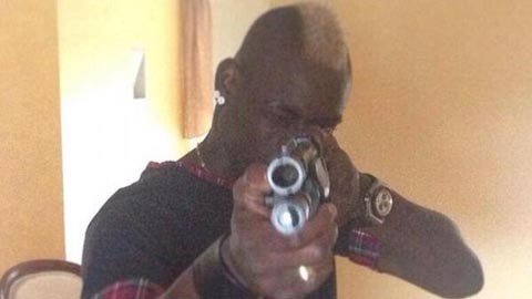 Balotelli muốn xử lý đối thủ bằng... súng! Balotelli muốn xử lý đối thủ bằng... súng!