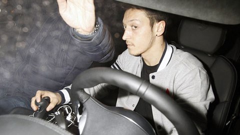 Oezil bị nghi ngờ hối lộ cảnh sát London