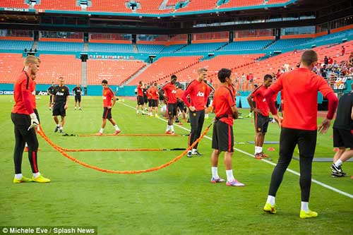 MU: Cận cảnh Van Gaal “hành” các học trò - 1