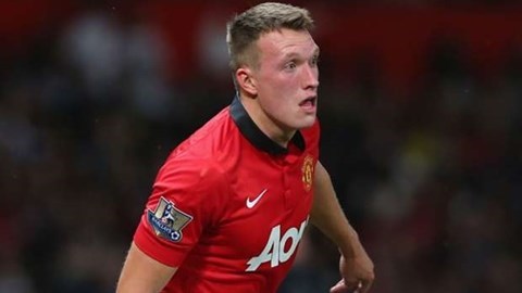 Quên mang tiền, Phil Jones phải nhờ HLV thể lực giải cứu