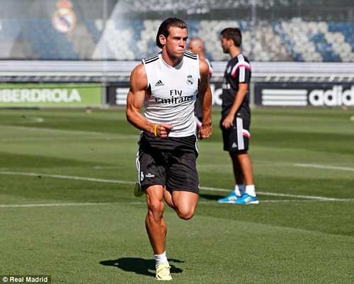 Bale khoe cơ bắp không kém Ronaldo - 1