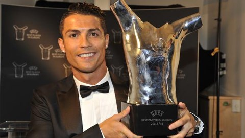 Ronaldo giành giải “Cầu thủ xuất sắc nhất châu Âu” của UEFA Ronaldo giành giải “Cầu thủ xuất sắc nhất châu Âu” của UEFA