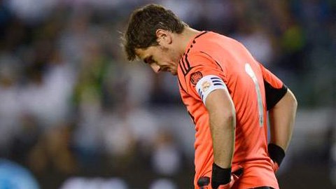 Iker Casillas: Hoen ố một tượng đài