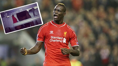 Balotelli khiến Sterling phải chui gầm bàn