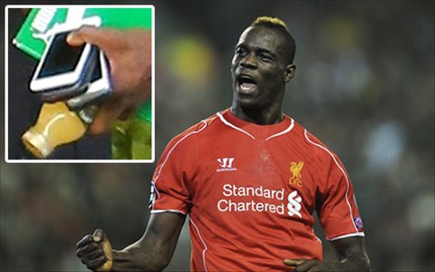 Tín đồ công nghệ Balotelli dùng 3 điện thoại 1 lúc