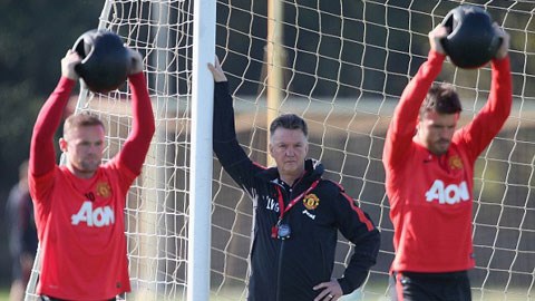 Van Gaal ép các cầu thủ tập nặng hơn, M.U trong 