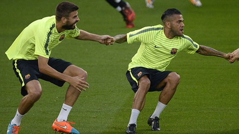 Barcelona giữ Dani Alves nhưng sẽ mất Pique?