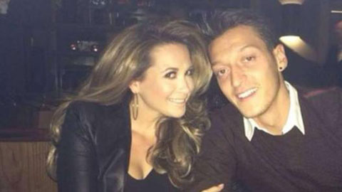 Mandy Capristo xóa mọi hình ảnh của kẻ bội bạc Mesut Oezil