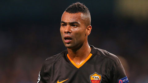 Ashley Cole tính nước 