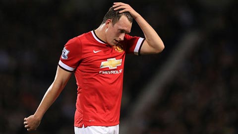 Phil Jones chấn thương không hẹn ngày trở lại