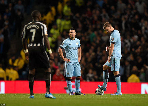 Van Gaal “mát tay” ở derby, Man City lo lắng - 2