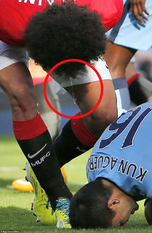 Fellaini vô tội vụ “phun mưa” Aguero - 1