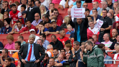 Wenger đáp trả fan Arsenal: 