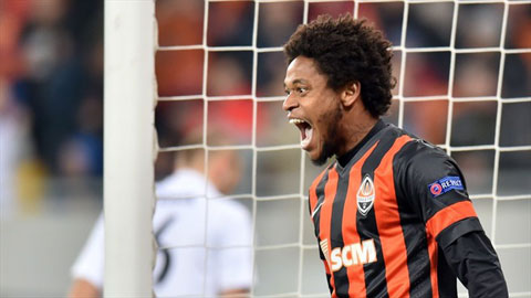 Luiz Adriano cân bằng kỷ lục ghi bàn của Ronaldo ở vòng bảng