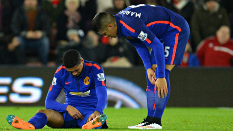Smalling nghỉ 2 tuần, M.U lại “thủng” hàng thủ Smalling nghỉ 2 tuần, M.U lại “thủng” hàng thủ