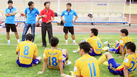 Góc nhìn: Trụ hạng bằng… truyền thống