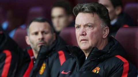 Vì sao Van Gaal luôn ngồi lì trên băng ghế chỉ đạo?