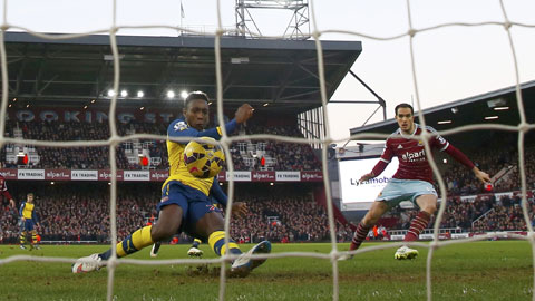 Arsenal phả hơi nóng vào cuộc đua Top 4