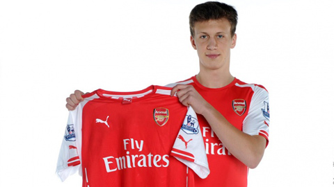 Arsenal đón tân binh Krystian Bielik