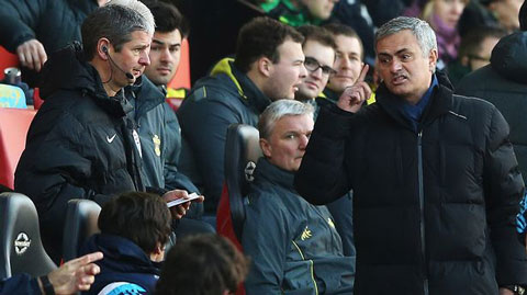 Mourinho bị phạt 25.000 bảng vì 