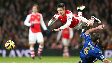 Sanchez và Ramsey dính chấn thương