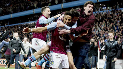 FA Cup: Đội nhà vào bán kết, CĐV Aston Villa “đại náo” trên sân