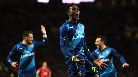 M.U 1-2 Arsenal: Welbeck hạ sát đội bóng cũ