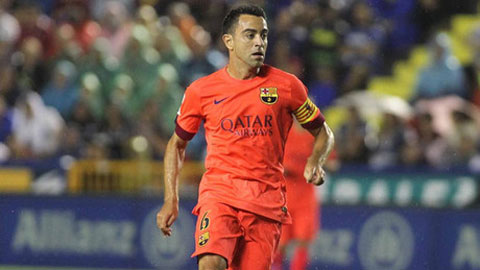 Đồng đội chúc mừng Xavi có trận 750 cho Barca Đồng đội chúc mừng Xavi có trận 750 cho Barca