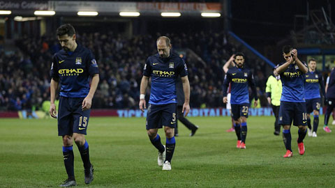 Man City: Mất trung tuyến, mất tất!