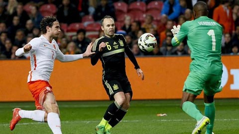 Iniesta bị CĐV Hà Lan la ó