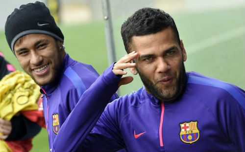Tin HOT trưa 4/4: PSG bỏ Alves, MU & Liverpool mừng thầm - 1