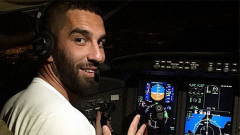 Arda Turan gây sốc khi đột nhập buồng lái máy bay Arda Turan gây sốc khi đột nhập buồng lái máy bay