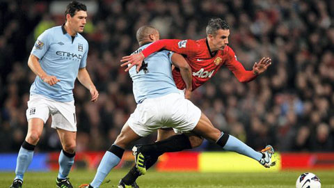 Derby Manchester: Van Persie vắng mặt , Kompany phải chờ