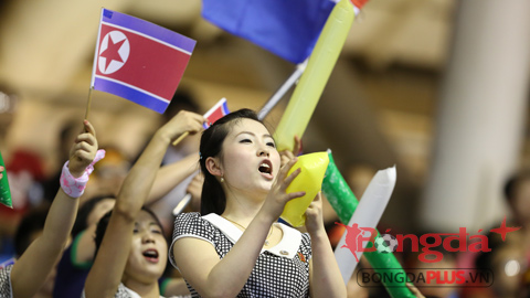 Chùm ảnh CĐV nữ CHDCND Triều Tiên cổ vũ hết mình cho đội bóng nước nhà Chùm ảnh CĐV nữ CHDCND Triều Tiên cổ vũ hết mình cho đội bóng nước nhà