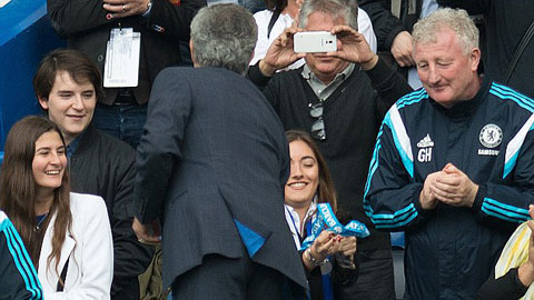 Mourinho trao HCV cho con gái ngay sau lễ đăng quang Premier League Mourinho trao HCV cho con gái ngay sau lễ đăng quang Premier League