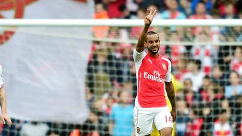 Walcott: Cú hat-trick cứu vãn tương lai