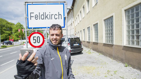 'Fan đi bộ' tới Berlin trễ 1 ngày so với dự kiến 'Fan đi bộ' tới Berlin trễ 1 ngày so với dự kiến