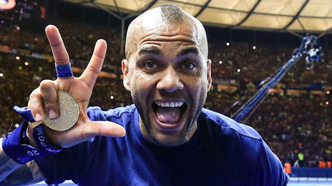 Dani Alves bất ngờ ở lại Barca thêm 2 năm