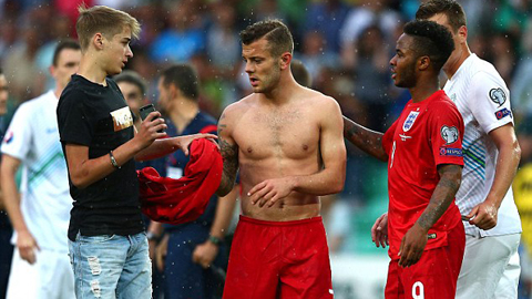 Wilshere tặng áo cho CĐV... đối phương Wilshere tặng áo cho CĐV... đối phương