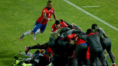 Isla tỏa sáng đưa Chile vào bán kết Copa America