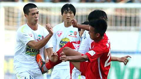 Công Phượng là nạn nhân của lối đá thô bạo? Công Phượng là nạn nhân của lối đá thô bạo?